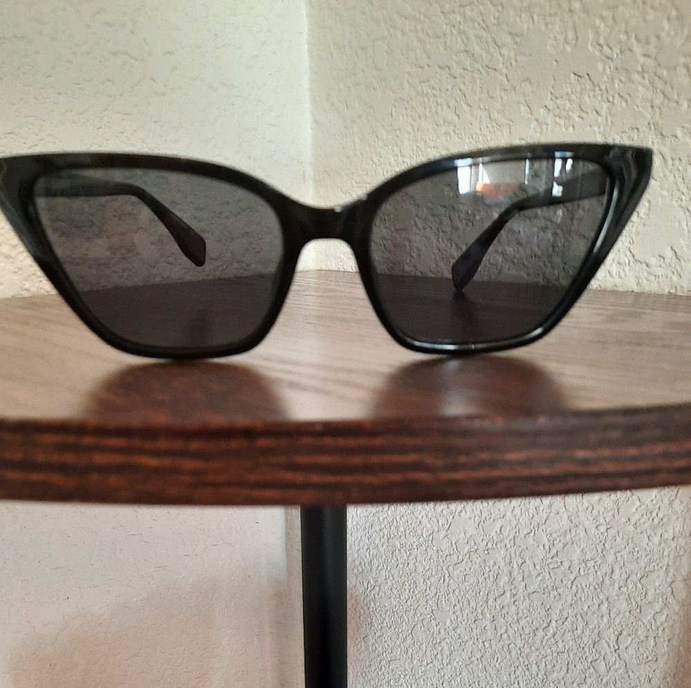 Converse Women's Sunglasses NWOT Brand New Carrera Case